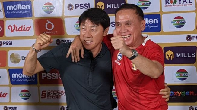 Ketua Umum PSSI Mochamad Iriawan (kanan) merangkul pelatih tim nasional U-19 Indonesia Shin Tae-yong selepas sesi konferensi pers di Stadion Patriot Candrabhaga, Bekasi, Minggu (10/7/2022). Iriawan menegaskan bahwa posisi Shin sebagai pelatih timnas U-19 Indonesia tetap aman meski gagal membawa anak-anak asuhnya ke semifinal Piala AFF U-19 2022. (Michael Siahaan)