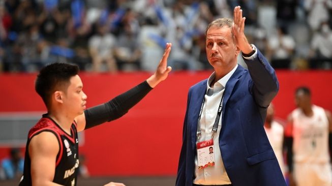 Pelatih Timnas Basket Indonesia, Milos Pejic (kanan). [ANTARA FOTO/Aditya Pradana Putra]