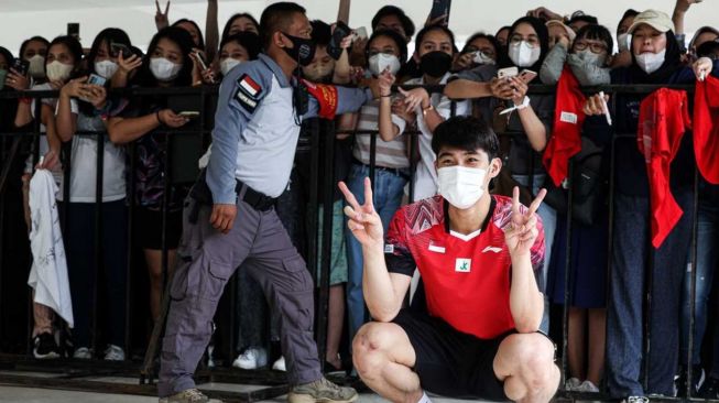 Pebulu tangkis tunggal putra Singapura, Loh Kean Yew melakukan foto bersama dengan para penggemar di kawasan Istora Senayan, Jakarta. [BWF]