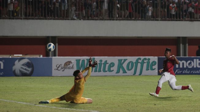 Pemain Timnas Indonesia U-16 Muhammad Nabil Ayura (kanan) menjebol pertahanan penjaga gawang Timnas Vietnam U-16 Pham Dinh Hai (kiri) saat laga AFF U-16 2022 di Stadion Maguwoharjo, Depok, Sleman, D.I Yogyakarta, Sabtu (6/8/2022). [ANTARA FOTO/Andreas Fitri Atmoko/rwa]