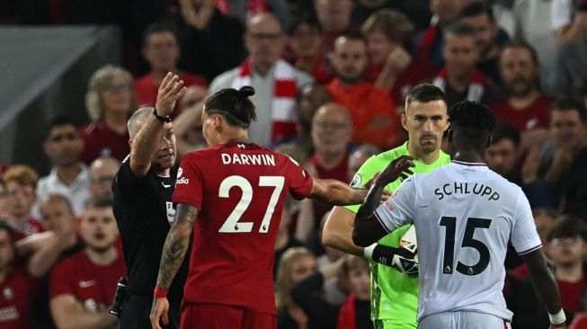 Striker Liverpool asal Uruguay Darwin Nunez (kedua dari kiri) dikeluarkan dari lapangan oleh wasit Paul Tierney (kiri) setelah melakukan pelanggaran dalam laga pekan kedua Liga Inggris 2022 antara Liverpool vs Crystal Palace di stadion Anfield, pada 15 Agustus 2022 waktu setempat. Paul ELLIS / AFP.