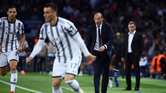 Pelatih Juventus asal Italia Massimiliano Allegri (kedua dari kiri) bereaksi dari pinggir lapangan dalam matchday pertama Grup H Liga Champions 2022/2023 antara PSG vs Juventus di Stadion Parc des Princes di Paris, pada 6 September 2022 waktu setempat.FRANCK FIFE / AFP