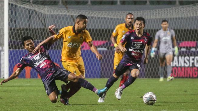 Pesepak bola Persik Kediri Renan Da Silva (kedua kiri) dihadang pesepak bola Rans Nusantara FC Moh Edo (kiri) dalam pertandingan Liga 1 di Stadion Pakansari, Kabupaten Bogor, Jawa Barat, Sabtu (10/9/2022). [ANTARA FOTO/Asprilla Dwi Adha/rwa]