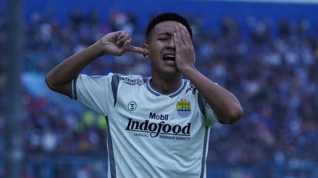 Gelandang Persib Bandung, Beckham Putra melakukan selebrasi setelah mencetak gol untuk timnya selama pertandingan pekan kesembilan BRI Liga 1 2022-2023 antara Arema FC vs Persib Bandung di Stadion Kanjuruhan, Malang, Minggu (11/9/2022). [Persib Bandung]