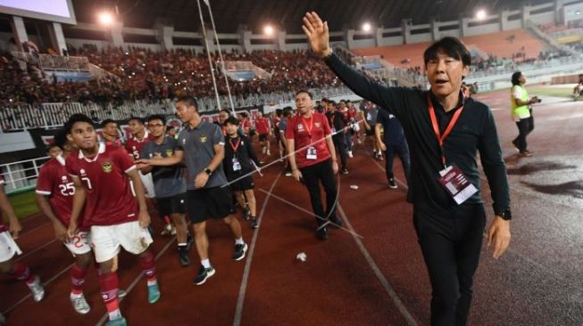 Pelatih Timnas Indonesia, Shin Tae Yong (kanan) bersama para pemain dan pengurus PSSI menyapa para suporter usai pertandingan melawan Timnas Curacao di Stadion Pakansari, Cibinong, Selasa (27/9/2022). [ANTARA FOTO/Aditya Pradana Putra]