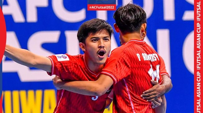 Timnas Futsal Indonesia saat menghadapi Lebanon dalam laga kedua Grup C Piala Asia Futsal 2022 di Saad Al Abdullah Hall, Kuwait, Jumat (30/9/2022). [twitter/@afcasiancup]