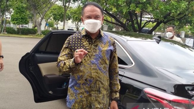 Menteri Pemuda dan Olahraga (Menpora) Zainudin Amali bersiap meninggalkan lingkungan Istana Kepresidenan Jakarta seusai bertemu Presiden Joko Widodo pada Jumat (7/10/2022). (ANTARA/Gilang Galiartha)