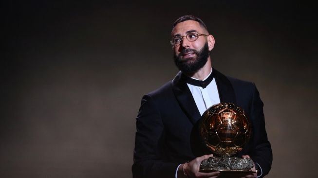 Penyerang Real Madrid asal Prancis Karim Benzema menerima penghargaan Ballon d'Or pada upacara penghargaan Ballon d'Or France Football 2022 di Theater du Chatelet di Paris pada 17 Oktober 2022.FRANCK FIFE / AFP.