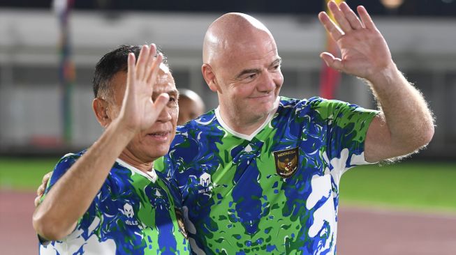 Presiden Induk Asosiasi Sepak Bola Dunia (FIFA) Gianni Infantino (kanan) berfoto dengan Ketua Umum PSSI Mochamad Iriawan (kiri) saat akan bermain sepak bola dengan staf PSSI di Stadion Madya, Kompleks Gelora Bung Karno, Senayan, Jakarta, Selasa (18/10/2022). [ANTARA FOTO/M Risyal Hidayat/nym]