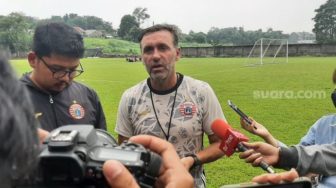 Pelatih Persija Jakarta Thomas Doll usai memimpin latihan di Nirwana Park, Sawangan, Depok, Jawa Barat.  (Suara.com/Adie Prasetyo Nugraha)