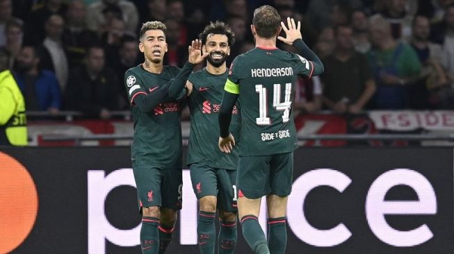 Penyerang Liverpool Mohamed Salah (tengah) melakukan selebrasi dengan rekan setimnya usai mencetak gol dalam pertandingan Grup A Liga Champions lawan Ajax Amsterdam di Johan Cruijff ArenA, Amsterdam pada 26 Oktober 2022. ANTARA/AFP/JOHN THYS