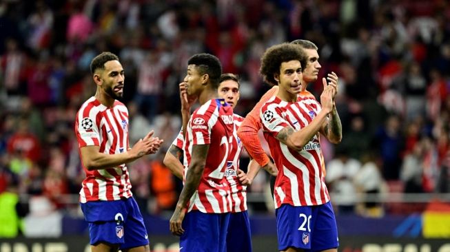 Para pemain Atletico Madrid bertepuk tangan di penghujung matchday kelima Grup B Champions League 2022-2023 antara Atletico Madrid vs Leverkusen di stadion Wanda Metropolitano di Madrid pada 26 Oktober 2022. Laga berakhir imbang 2-2.JAVIER SORIANO / AFP