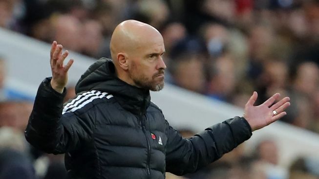 Manajer Manchester United Erik ten Hag memberi isyarat di pinggir lapangan selama matchday pekan ke-15 Liga Inggris antara Aston Villa vs Manchester Utd di Villa Park di Birmingham, Inggris pada 6 November 2022.Geoff Caddick / AFP.