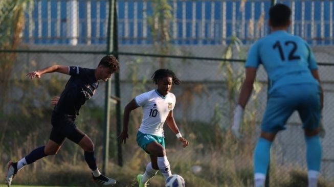 Suasana laga Timnas Indonesia U-19 vs Antalyaspor pada laga uji coba di Turki, Selasa (8/11/2022) malam WIB. [ANTARA/Michael Siahaan]