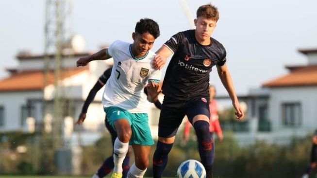 Gelandang Timnas Indonesia U-19, Marselino Ferdinan (kiri) bermain di laga uji coba kontra Antalyaspor U-18 di Turki, Selasa (8/11/2022). [ANTARA/HO-PSSI]