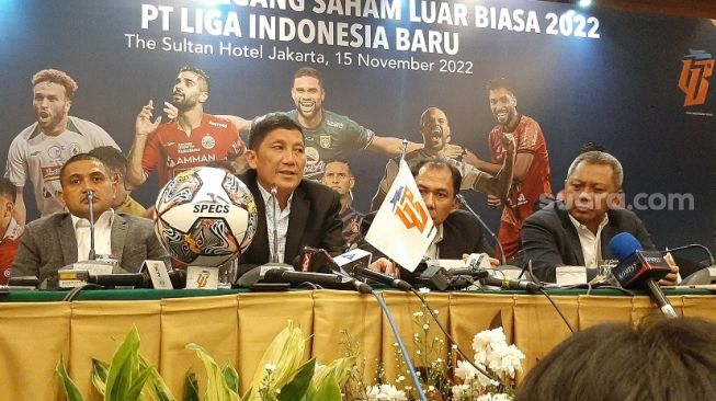 Ferry Paulus (kedua kiri) terpilih sebagai direktur utama PT Liga Indonesia Baru (LIB) gantikan Akhmad Hadian Lukita (Suara.com/Adie Prasetyo Nugraha).