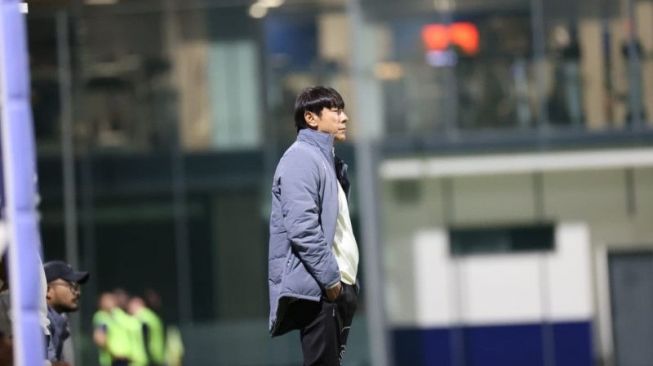 Pelatih timnas Indonesia U-20 Shin Tae-yong memerhatikan permainan anak-anak asuhnya pada laga persahabatan kontra Prancis di Pinatar Arena, Murcia, Spanyol, Jumat (18/11/2022) dini hari WIB, yang berakhir dengan skor 6-0 untuk kemenangan Prancis. (ANTARA/HO-PSSI)