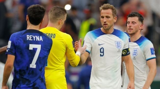 Gestur kapten timnas Inggris Harry Kane setelah bermain imbang dengan Amerika Serikat di matchday kedua Grup B Piala Dunia 2022 di Al Bayt Stadium, Sabtu (26/11/2022). [AFP]