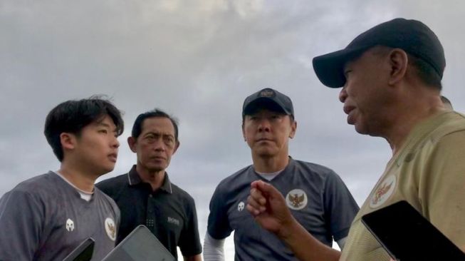 Pelatih Tim Nasional Sepak Bola Indonesia Shin Tae-yong (dua kanan) berbincang dengan Menteri Pemuda dan Olahraga (Menpora) RI Zainudin Amali (kanan) saat keduanya bertemu di pemusatan latihan timnas sepak bola senior di Training Ground Bali United, Pantai Purnama, Gianyar, Bali, Sabtu (3/12/2022). (ANTARA/Genta Tenri Mawangi)