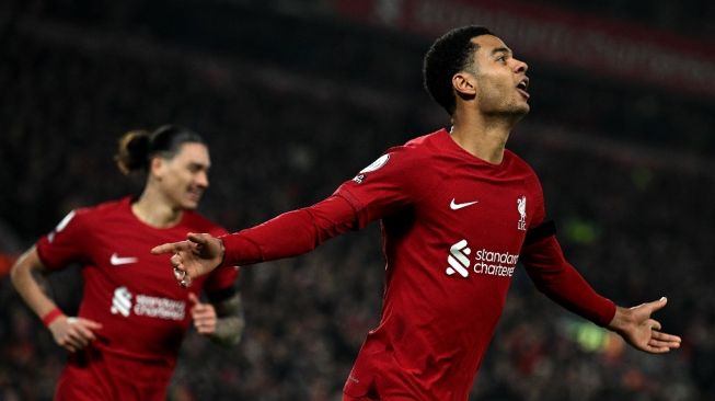 Striker Liverpool Cody Gakpo (kanan) melakukan selebrasi usai mencetak gol kedua tim selama pertandingan pekan ke-23 Liga Inggris antara Liverpool vs Everton di Anfield di Liverpool, barat laut Inggris pada 13 Februari 2023.Paul ELLIS / AFP.