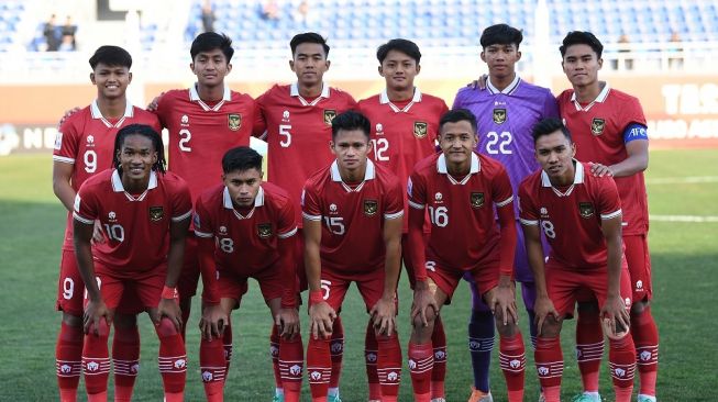 Pemain Timnas U-20 Indonesia berfoto bersama jelang melawan Timnas U-20 Irak dalam kualifikasi Grup A Piala Asia U-20 di Stadion Lokomotiv, Tashkent, Uzbekistan, Rabu (1/3/2023). ANTARA FOTO/Sigid Kurniawan/foc. 