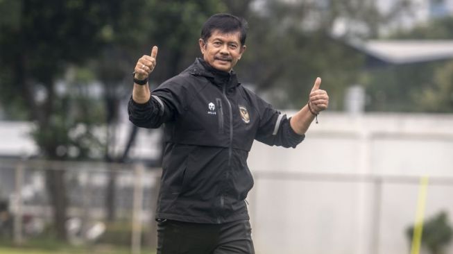 Pelatih Sepak Bola Indra Sjafri memimpin jalannya pemusatan latihan Timnas U-22 di Lapangan A, kawasan Gelora Bung Karno, Jakarta, Kamis (2/3/2023). . ANTARA FOTO/Muhammad Adimaja/hp. (ANTARA FOTO/MUHAMMAD ADIMAJA)