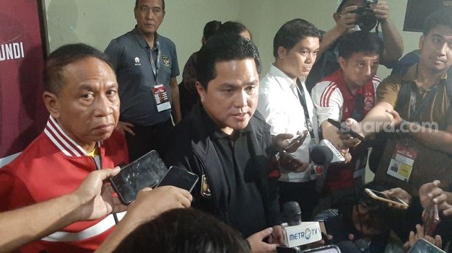 Ketua Umum PSSI Erick Thohir dan Wakil Ketua Umum PSSI Zainudin Amali saat ditemui di Stadion Patriot Candrabhaga, Bekasi, Selasa (28/3/2023). (Suara.com/Adie Prasetyo Nugraha).