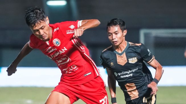 Bek Persija Jakarta, Dony Tri Pamungkas dalam laga Dewa United vs Persija Jakarta pada laga pekan ke-33 BRI Liga 1 2022-2023 di Stadion Indomilk Arena, Tangerang, Senin (10/4/2023). [Twitter/@Persija_Jkt]