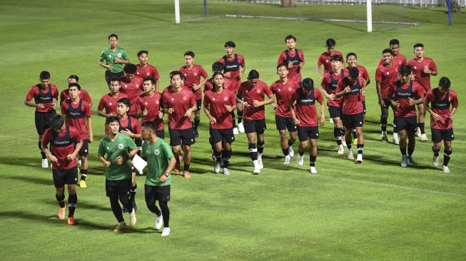 Sejumlah pesepak bola Timnas Indonesia U-22 berlatih pada pemusatan latihan SEA Games 2023 di Lapangan A, Kompleks Gelora Bung Karno, Senayan, Jakarta, Rabu (5/4/2023). 