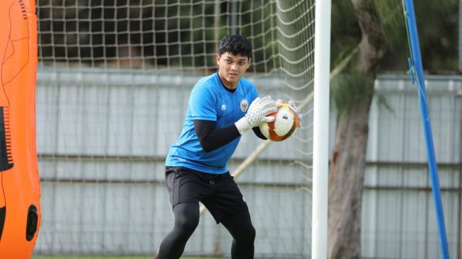 Kiper Adi Satryo tengah menjalani pemusatan latihan bersama Timnas Indonesia U-22 jelang SEA Games 2023. [PSSI]