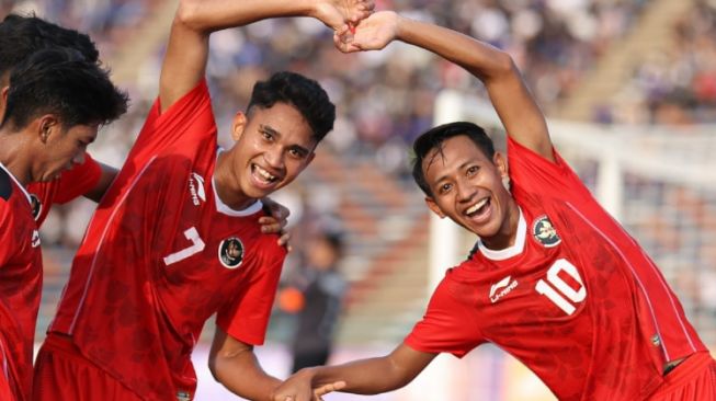 Gelandang Timnas Indonesia U-22, Marselino Ferdinan (kiri) merayakan gol ke gawang Filipina bersama gelandang Beckham Putra pada laga Grup A sepak bola SEA Games 2023 di Olympic Stadium Phnom Penh, Kamboja, Sabtu (29/4/2023) sore. [dok. PSSI]