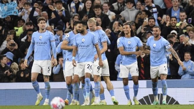 Para pemain Manchester City merayakan gol Nathan Ake (kedua kanan) pada pertandingan sepak bola Liga Premier Inggris antara Manchester City dan West Ham di Stadion Etihad di Manchester, barat laut Inggris, pada 3 Mei 2023. Oli SCARFF/AFP 