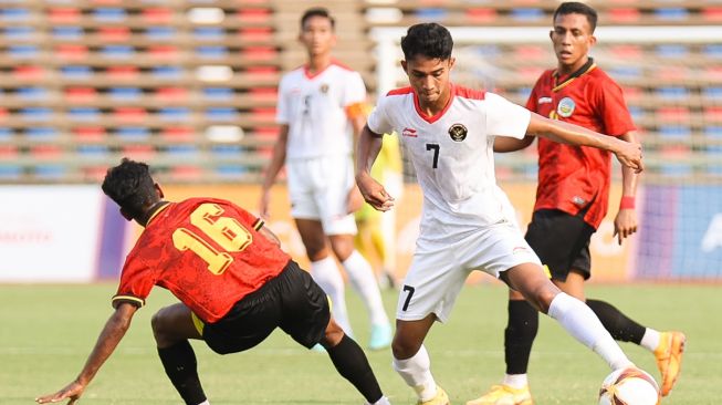 Gelandang Timnas Indonesia U-22, Marselino Ferdinan (kedua dari kanan) coba melewati pemain Timor Leste dalam matchday ketiga Grup A SEA Games 2023 di Olympic Stadium, Phnom Penh, Kamboja, Minggu (7/5/2023) malam WIB. [PSSI]