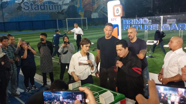  Erick Thohir saat diberi kejutan ulang tahun oleh Marco Materazzi, Eric Abidal, Roberto Carlos, dan Juan Sebastian Veron (Suara.com/Adie Prasetyo Nugraha).