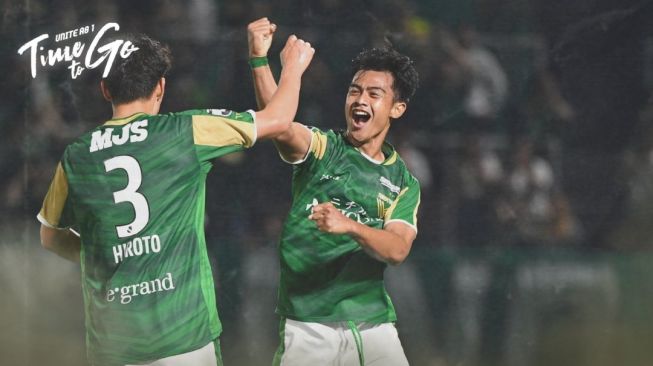 Pratama Arhan jadi pahlawan Tokyo Verdy, lemparan mautnya segel kemenangan 2-1 atas Thespakuatsu Gunma di putaran kedua Piala Kaisar 2023, Rabu (7/6/2023) malam WIB. [Twitter/@TokyoVerdySTAFF]