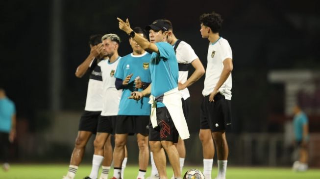 Pelatih Shin Tae-yong saat memimpin pemusatan latihan atau training camp (TC) Timnas Indonesia di Surabaya, Jawa Timur, jelang FIFA Matchday Juni 2023 kontra Palestina dan Argentina. [PSSI]