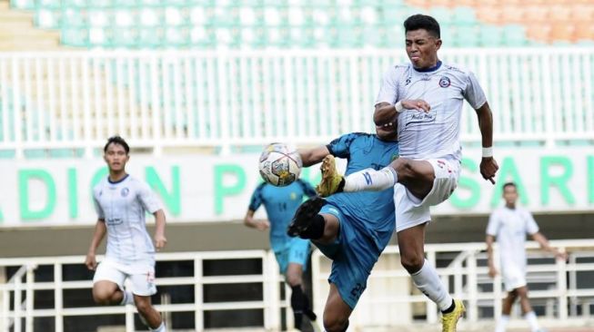 Pemain Arema FC Dedik Setiawan (kanan) menendang bola dalam laga uji coba melawan Persikabo 1973, di Stadion Pakansari, Kecamatan Cibinong, Kabupaten Bogor, Jawa Barat, Jumat (9/6/2023). (ANTARA/HO-MO Arema FC)