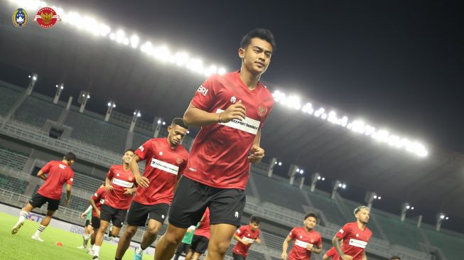 Bek sayap Timnas Indonesia, Pratama Arhan saat berlatih di Stadion Gelora Bung Tomo, Surabaya, Selasa (13/6/2023), jelang laga kontra Palestina di FIFA Matchday pada 14 Juni 2023. [PSSI]