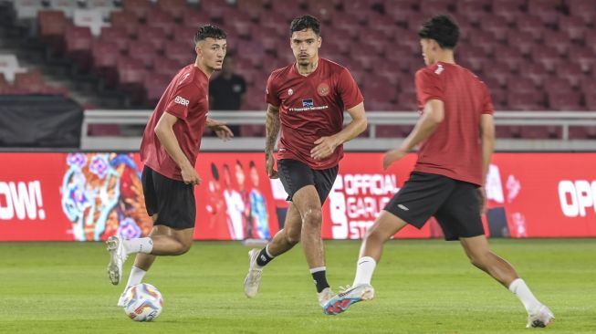 Pemain Timnas Indonesia Shayne Pattynama (tengah) dan Ivar Jenner (kiri) mengikuti sesi latihan di Stadion Utama Gelora Bung Karno, Jakarta, Minggu (18/6/2023). Latihan itu digelar sebagai persiapan jelang melawan Timnas Argentinsa pada 19 Juni di Stadion Utama Gelora Bung Karno, Jakarta. ANTARA FOTO/Galih Pradipta/YU