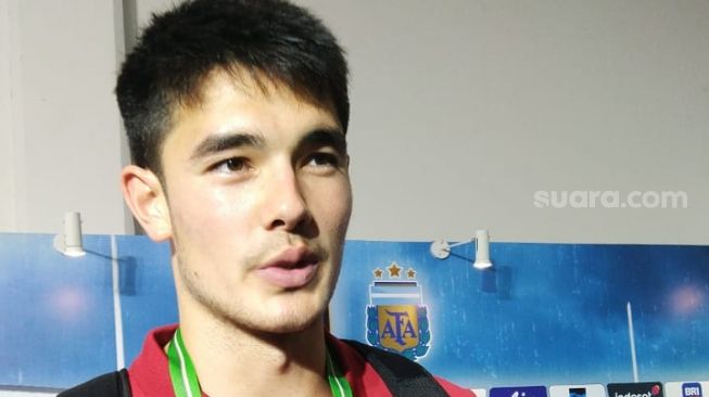 Bek Timnas Indonesia, Elkan Baggott usai laga kontra Timnas Argentina di Mixed Zone Stadion Utama Gelora Bung Karno (SUGBK), Senayan, Jakarta, Senin (19/6/2023) malam WIB. [Arief Apriadi/Suara.com]