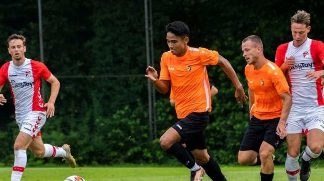 Wonderkid Timnas Indonesia, Marselino Ferdinan turut andil dalam kemenangan KMSK Deinze atas klub Belanda, FC Emmen. [IG/@kmskdeinze]