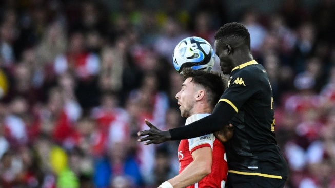 Bek Arsenal asal Skotlandia Kieran Tierney (kiri) berebut bola dengan gelandang AS Monaco Krepin Diatta selama pertandingan pramusim final Piala Emirates 2023 antara Arsenal vs AS Monaco di Stadion Emirates di London utara pada 2 Agustus 2023.Glyn KIRK / AFP.