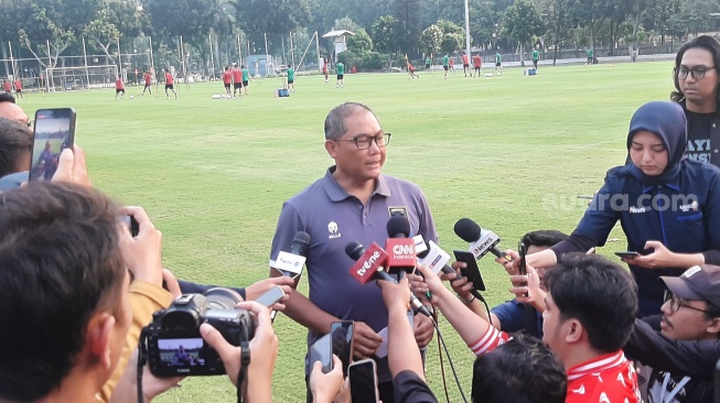 Ketua Badan Tim Nasional (BTN), Sumardji saat ditemui di Lapangan A Senayan, Jakarta, Kamis (10/8/2023). [Suara.com/Adie Prasetyo Nugraha]