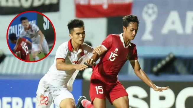 Pemain Vietnam, Nguyen Hong Phuc (kiri) berduel dengan penggawa Timnas Indonesia, Haykal Alhafiz dalam laga final Piala AFF U-23 2023. [Dok. Makan Bola]