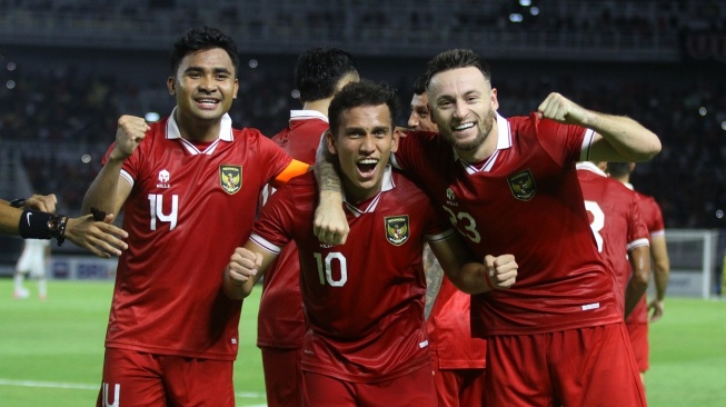 Pesepak bola Timnas Indonesia Egy Maulana Vikri (tengah) melakukan selebrasi bersama rekannya Asnawi Mangkualam Bahar (kiri) dan Marc Anthony Klok (kanan) usai membobol gawang Timnas Turkmenistan saat pertandingan persahabatan FIFA Matchday di Stadion Gelora Bung Tomo, Surabaya, Jawa Timur, Jumat (8/9/2023). Timnas Indonesia mengalahkan Timnas Turkmenistan dengan skor akhir 2-0. ANTARA FOTO/Moch Asim/nym. 