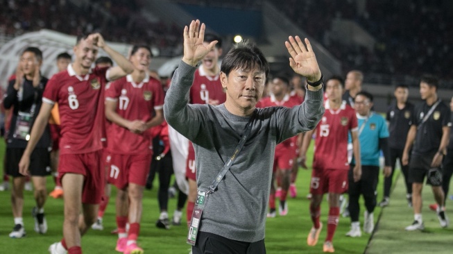 Pelatih Timnas Indonesia Shin Tae-yong melambaikan tangan kearah suporter usai pertandingan melawan Turkmenistan pada pertandingan grup K kualifikasi Piala Asia U-23 AFC 2024 di Stadion Manahan, Solo, Jawa Tengah, Selasa (12/9/2023). Timnas Indonesia U-23 menang atas Turkmenistan dengan skor 2-0 dan memastikan lolos ke putaran final Piala Asia U-23 Qatar 2024. ANTARA FOTO/Mohammad Ayudha/hp..