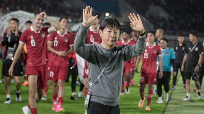 Pelatih Timnas Indonesia Shin Tae Yong melambaikan tangan kearah suporter usai pertandingan melawan Turkmenistan pada pertandingan grup K kualifikasi Piala Asia U-23 AFC 2024 di Stadion Manahan, Solo, Jawa Tengah, Selasa (12/9/2023). Timnas Indonesia U-23 menang atas Turkmenistan dengan skor 2-0 dan memastikan lolos ke putaran final Piala Asia U-23 Qatar 2024. ANTARA FOTO/Mohammad Ayudha/hp.. 