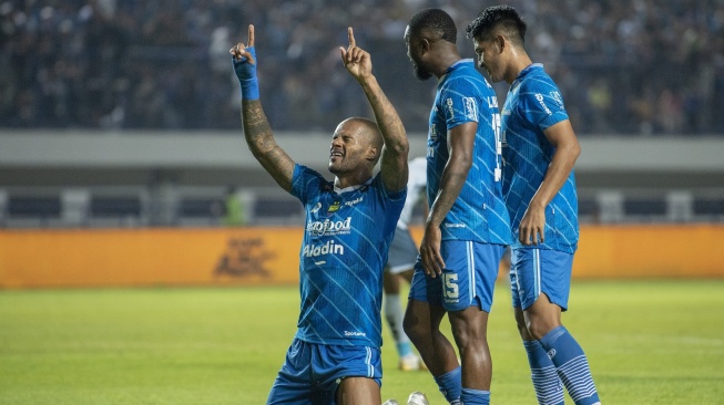 Pesepak bola Persib Bandung David Da Silva (kiri) melakukan selebrasi seusai mencetak gol ke gawang Persita saat pertandingan BRI Liga 1 di Stadion Gelora Bandung Lautan Api, Bandung, Jawa Barat, Minggu (1/10/2023). ANTARA FOTO/M Agung Rajasa/nz