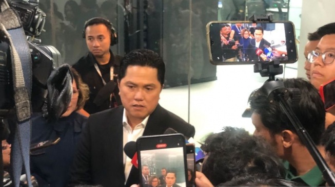 Ketum PSSI Erick Thohir ketika ditemui awak media sesuai mengikuti jumpa pers pengumuman pemegang hak siar Piala Dunia U-17 2023 di EMTEK, Jakarta, Selasa (3/10/2023). (ANTARA/Zaro Ezza Syachniar)