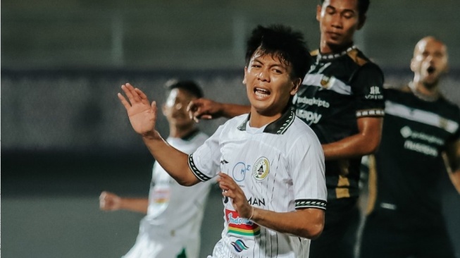 Laga Dewa United vs PSS Sleman dalam laga pekan ke-15 BRI Liga 1 2023-2024 di Stadion Indomilk Arena, Tangerang, Jumat (6/10/2023) malam WIB. [Dok. PSS Sleman]